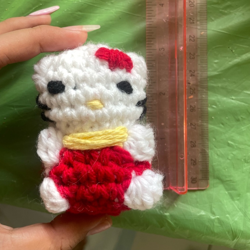 Crochet Mini Hello Kitty - Picture 3 of 3